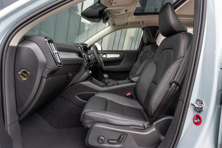 Интерьер Volvo XC40 T3 Momentum 2018 года  (UK) (фото 12 из 40)